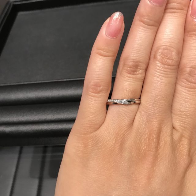 【エクセルコダイヤモンド(EXELCO DIAMOND)の口コミ】 一番の理由はデザインです。つけた時の重量感とダイヤモンドの煌めきがず…