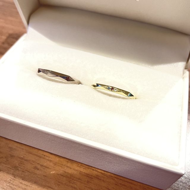 【CRAFY(クラフィ)の口コミ】 たくさんの金属の種類のサンプルを試着し、金属の種類を選びました。
そこ…