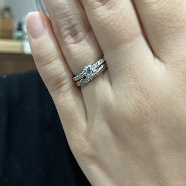 【エクセルコダイヤモンド(EXELCO DIAMOND)の口コミ】 妻の好みでハーフエタニティのウェーブ形状を探していたが、婚約指輪がス…