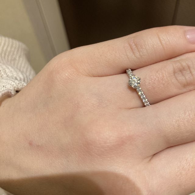 【エクセルコダイヤモンド(EXELCO DIAMOND)の口コミ】 妻の好みでハーフエタニティ型かつ、結婚指輪と重ね付けをする前提で探し…