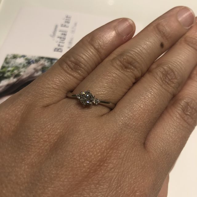 【4℃ BRIDAL(ヨンドシーブライダル)の口コミ】 デザインはとてもシンプルで、真ん中のダイヤモンドが目立ってるタイプで…