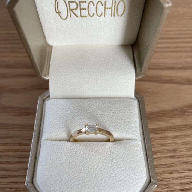 【ORECCHIO(オレッキオ)の口コミ】 肌馴染みの良いゴールドを婚約指輪として選択しました。エメラルドカット…