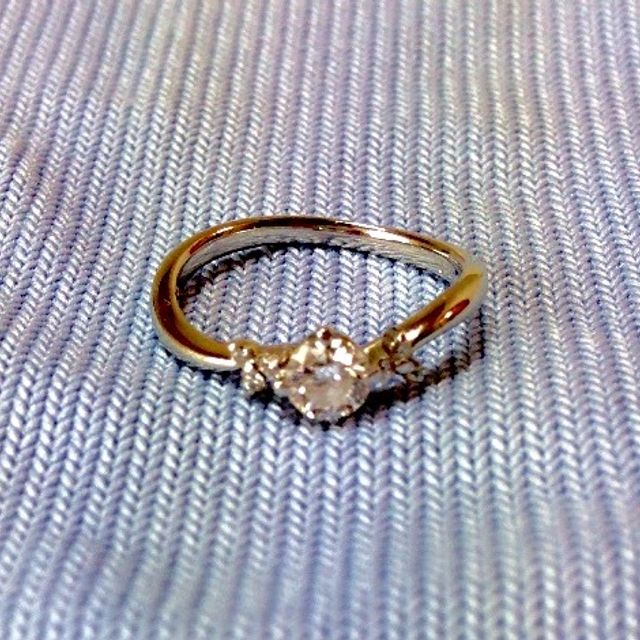 【Mr.MONDIAM & Ms.APHRODITE(ミスターモンディアムアンドミスアフロディーテ)の口コミ】 ダイヤの品質と、指を綺麗に見せてくれるデザインです。天然ホワイトメレ…