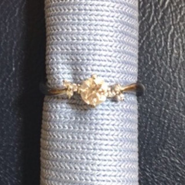 【Mr.MONDIAM & Ms.APHRODITE(ミスターモンディアムアンドミスアフロディーテ)の口コミ】 ダイヤの品質と、指を綺麗に見せてくれるデザインです。天然ホワイトメレ…