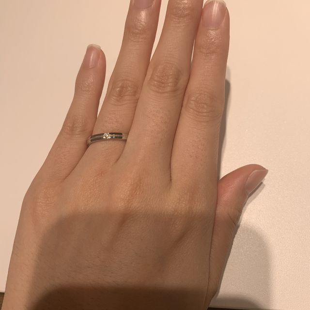 【ラザール ダイヤモンド(LAZARE DIAMOND)の口コミ】 シンプルですが、地味にはならず存在感が感じられるデザインでした。他の…