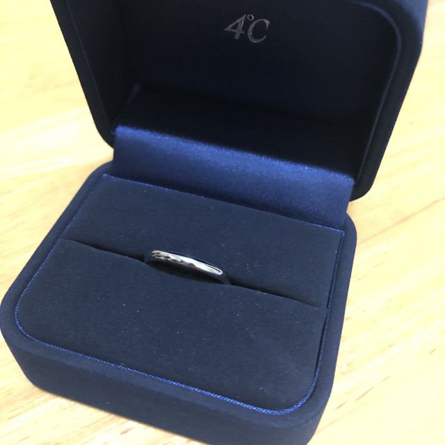 【4℃ BRIDAL(ヨンドシーブライダル)の口コミ】 【デザイン】ストレートで真っ直ぐな、定番の型を探していました。素材は…