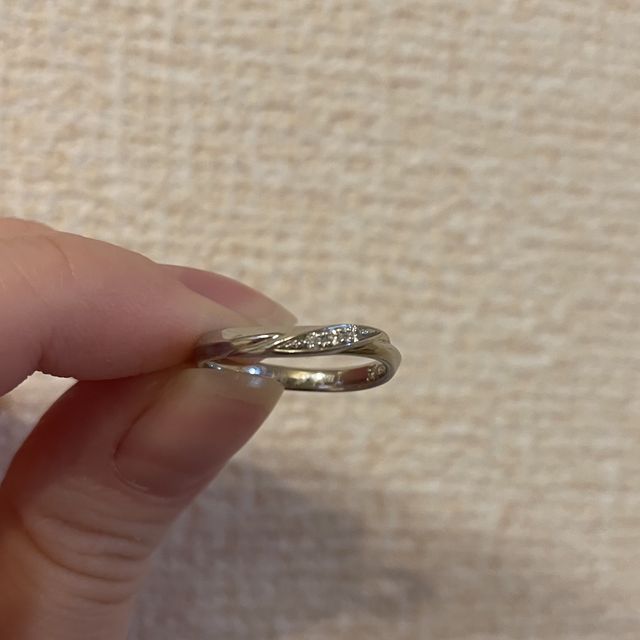 【アイプリモ(I-PRIMO)の口コミ】 指輪のデザインは、小さいダイヤが3つ着いているタイプになります。電気の…