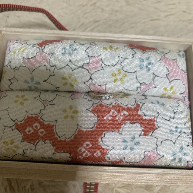 【杢目金屋(もくめがねや)の口コミ】 桜をモチーフとした、デザインの指輪です。
素材はシルバーとプラチナが混…