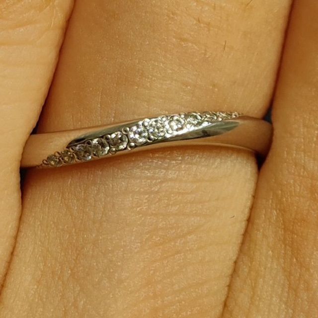 【4℃ BRIDAL(ヨンドシーブライダル)の口コミ】 ダイヤモンドの数が多すぎず少なすぎず、指輪の幅が2mmで程よい太さで、さ…