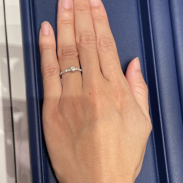 【銀座ダイヤモンドシライシの口コミ】 この指輪を選んだ決めては2点あります。まず第一にパートナーがこれが良い…