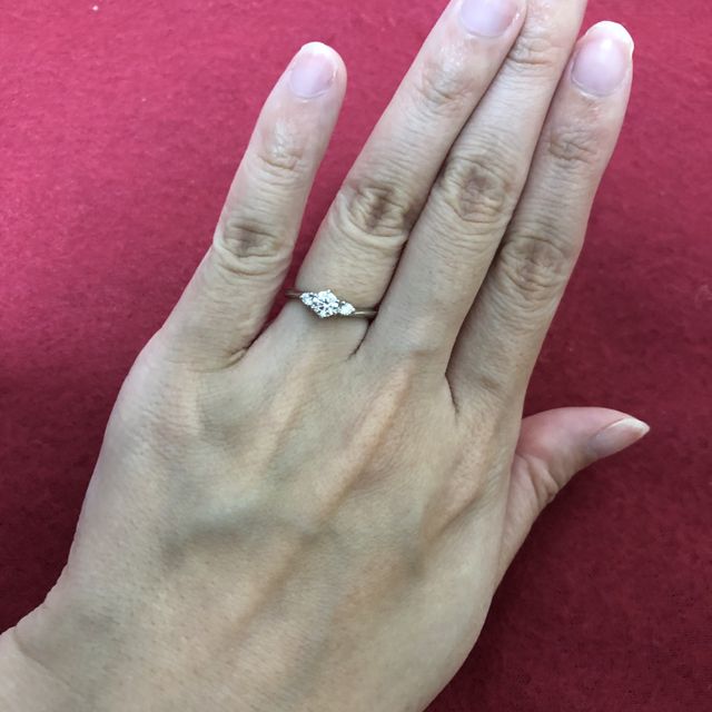 【4℃ BRIDAL(ヨンドシーブライダル)の口コミ】 彼がサプライズで選んでくれました。
ダイアモンドは3つ着いていて、どの…