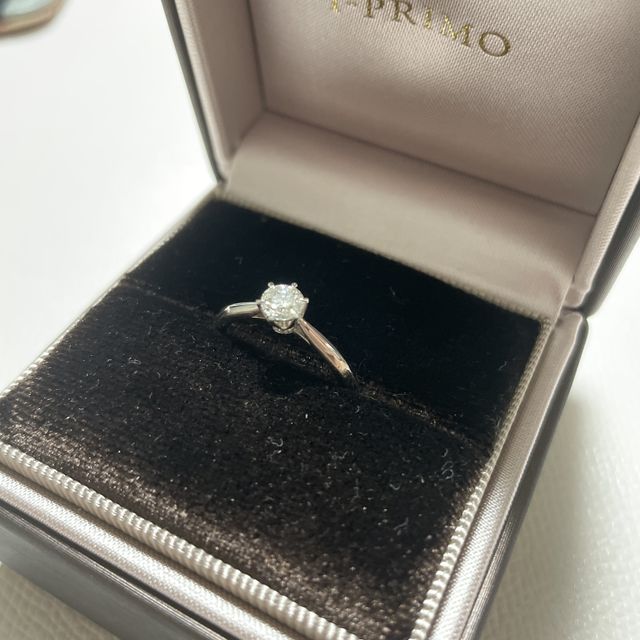 【アイプリモ(I-PRIMO)の口コミ】 絶対に真ん中にダイヤが１つ付いているソリティアのタイプが定番でエンゲ…