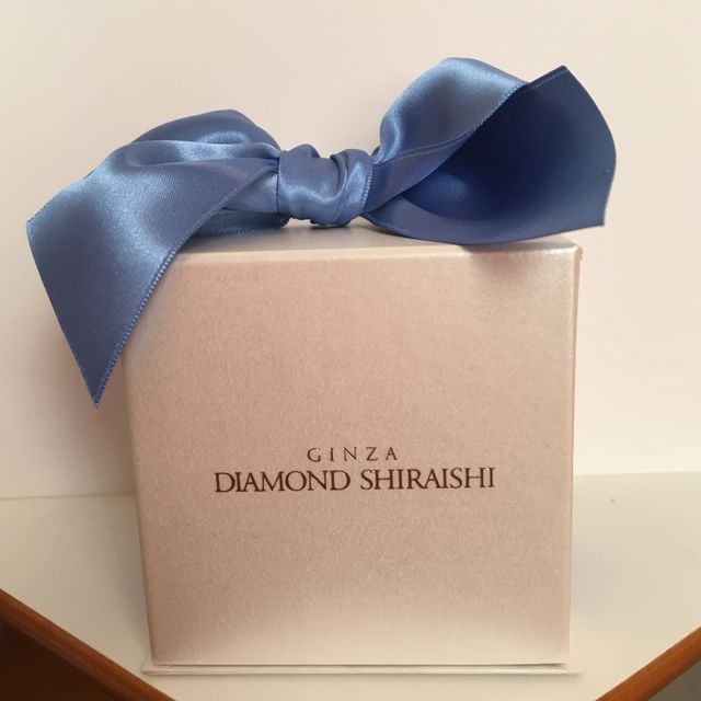 【銀座ダイヤモンドシライシの口コミ】 私はデザイン重視で決めました。指輪を上からみると、お花の形になってい…