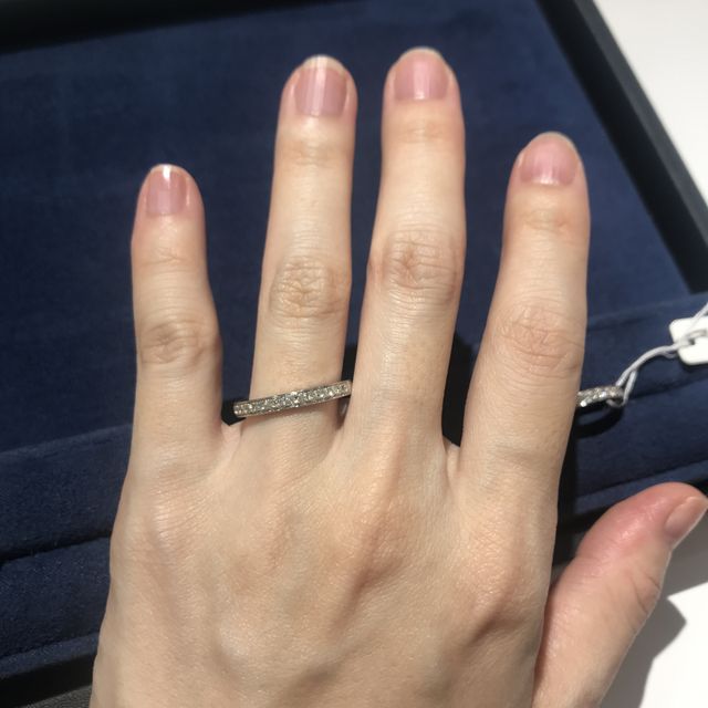 【4℃ BRIDAL(ヨンドシーブライダル)の口コミ】 普段使いしやすいエタニティリングを探していました。レールが太く、鍛造…