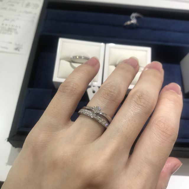 【4℃ BRIDAL(ヨンドシーブライダル)の口コミ】 普段使いしやすいエタニティリングを探していました。レールが太く、鍛造…