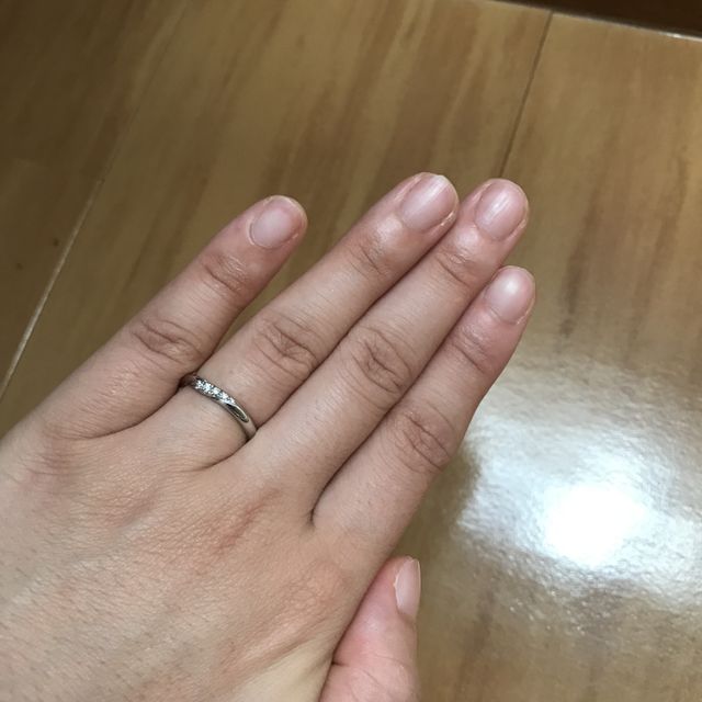 【エクセルコダイヤモンド(EXELCO DIAMOND)の口コミ】 シンプルかつ華やかなものに出会えました。指がムチムチしているので、自…