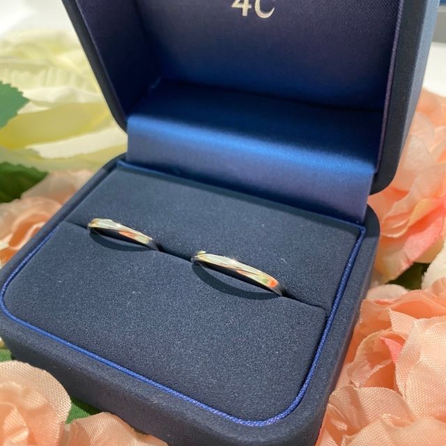 【4℃ BRIDAL(ヨンドシーブライダル)の口コミ】 婚約指輪との重ね付けを考慮してシンプルな指輪にしました。

婚約指輪と…