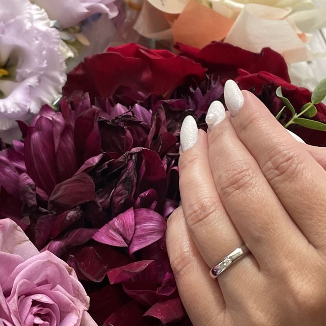 【アイプリモ(I-PRIMO)の口コミ】 一粒のダイヤを入れ、内側には日付と旦那様のイニシャル、そして内側にも…