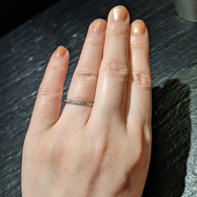 【銀座ダイヤモンドシライシの口コミ】 彼女の好みの指輪に合わせて買いました。
シンプルながらいいデザインです…