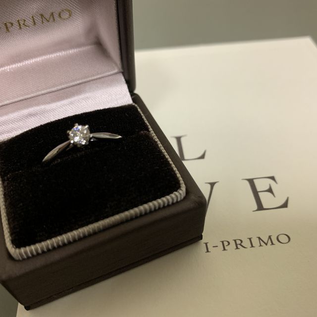 【アイプリモ(I-PRIMO)の口コミ】 ダイヤが輝くように設計されたこの石座が特に気に入りました。指輪をはめ…