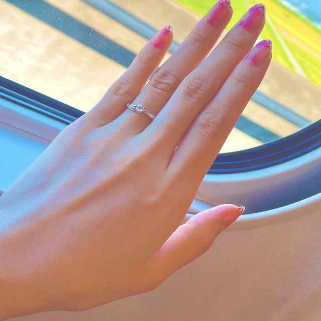 【アイプリモ(I-PRIMO)の口コミ】 アイプリモさんのプラウの婚約指輪です♡
でっぱりが少ないデザインで引っ…