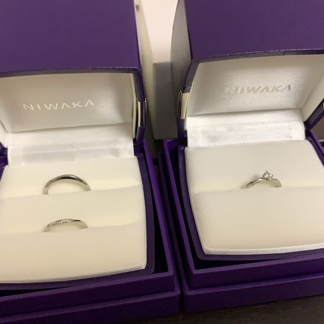 【俄(にわか)の口コミ】 婚約指輪と結婚指輪が馴染む形を探しており、こちらの指輪が一番装着時し…