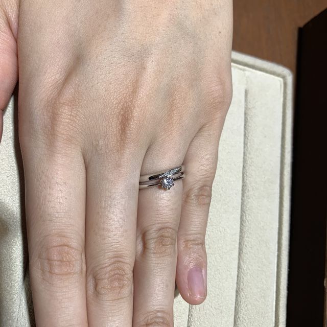 【TRECENTI(トレセンテ)の口コミ】 婚約指輪はストレートタイプの外枠に合わせて、ダイヤモンド一石が取り付…
