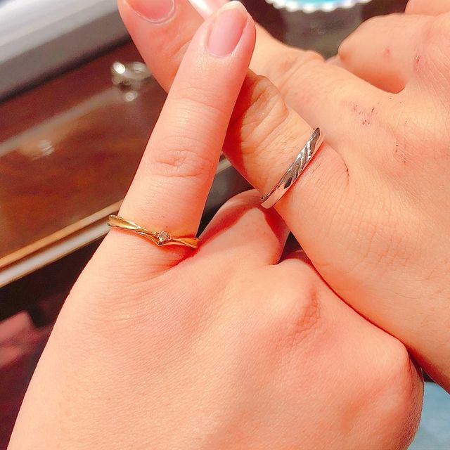 【ケイウノ ブライダル(K.UNO BRIDAL)の口コミ】 ディズニーの美女と野獣モデルのものです。
女性のものは、まっすぐなライ…