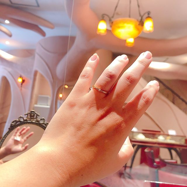 【ケイウノ ブライダル(K.UNO BRIDAL)の口コミ】 ディズニーの美女と野獣モデルのものです。
女性のものは、まっすぐなライ…