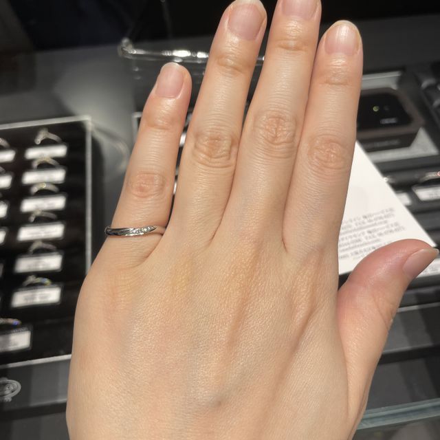 【銀座ダイヤモンドシライシの口コミ】 最初はダイヤが多めに入った指輪にしようと考えていましたが、日常使いし…