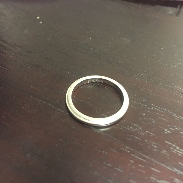 【ティファニー(Tiffany & Co.)の口コミ】 私服にも仕事の時のスーツにも合うシルバーのシンプルなものを探していま…