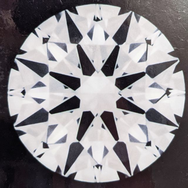 【銀座ダイヤモンドシライシの口コミ】 [リングについて]
・4本ツメである。(4本ツメがダイヤモンドの輝きをより…