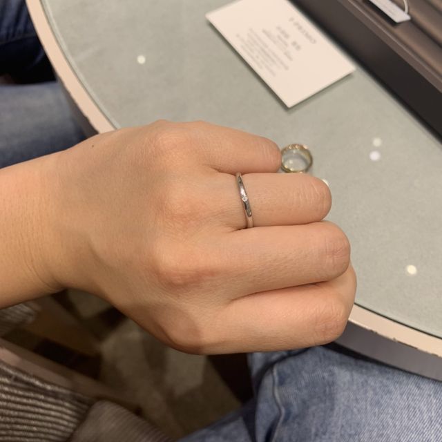 【アイプリモ(I-PRIMO)の口コミ】 波打っているデザインとダイヤ一石のシンプルさに惹かれました。更には女…