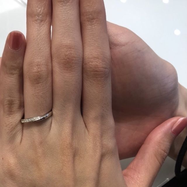 【ROYAL ASSCHER(ロイヤル・アッシャー)の口コミ】 土目が光を反射して、ダイヤがないところもキラキラと輝きます。他ブラン…