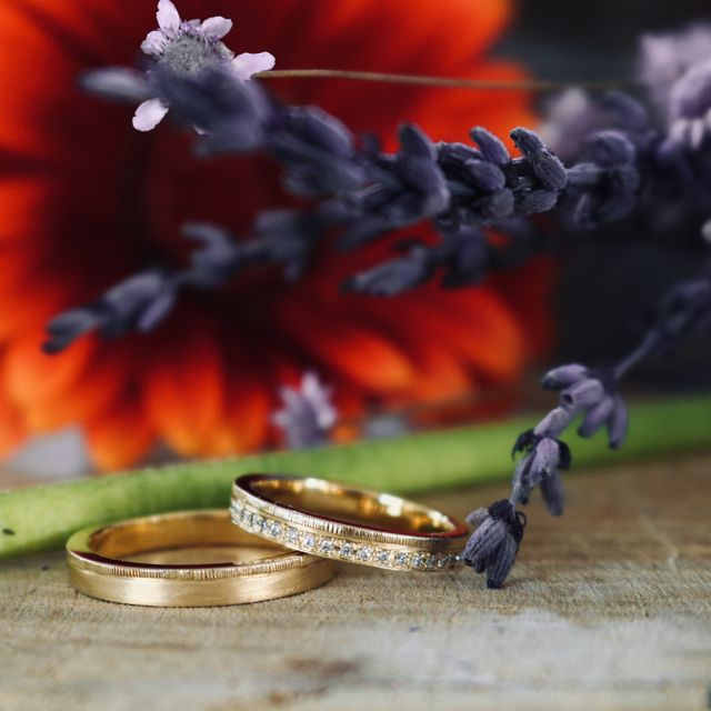 【鶴(mikoto)の口コミ】 夫婦で指輪の雰囲気は同じですが、デザインが違うのがポイントです。妻の…