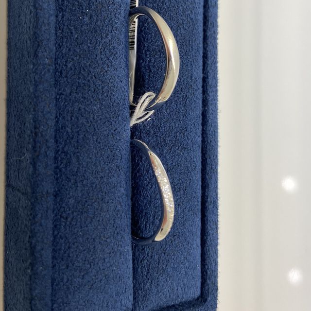 【4℃ BRIDAL(ヨンドシーブライダル)の口コミ】 男性用、女性用ともにウェーブ型です。女性用の指輪には、ダイヤモンドが…