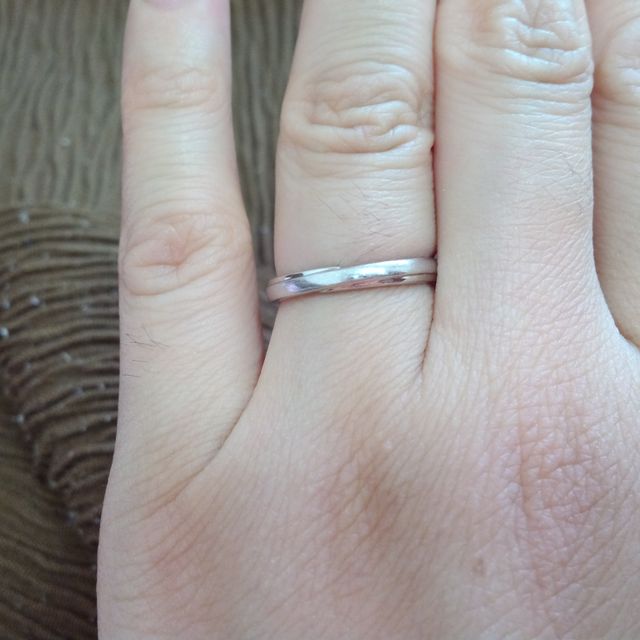 【エクセルコダイヤモンド(EXELCO DIAMOND)の口コミ】 シンプルで空きのこないデザインが良かったです。ラインが斜めに1本入った…