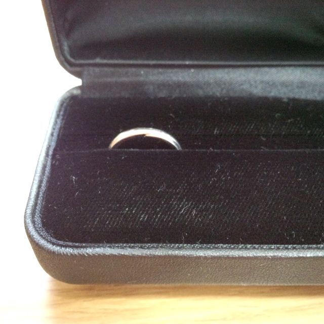 【エクセルコダイヤモンド(EXELCO DIAMOND)の口コミ】 シンプルで空きのこないデザインが良かったです。ラインが斜めに1本入った…