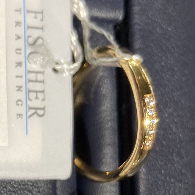 【FISCHER(フィッシャー)の口コミ】 ゴールドの指輪で、真ん中にダイヤモンドが入っています。とても華やかで…