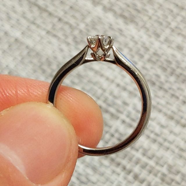 【銀座ダイヤモンドシライシの口コミ】 渡す相手が指の細い方なので、リング自体を細く、ダイヤモンドはあまり上…