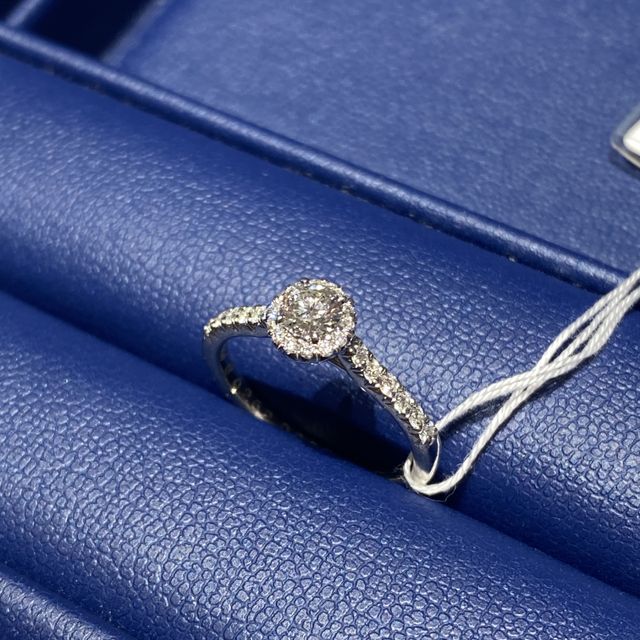 【銀座ダイヤモンドシライシの口コミ】 セミオーダースタイルで、予算に合わせたダイヤを選ぶことができます。ま…