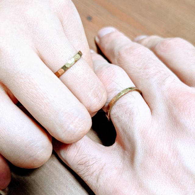 【CRAFY(クラフィ)の口コミ】 シンプルでも飽きのこないデザインを考えていました。多面カットと槌目模…