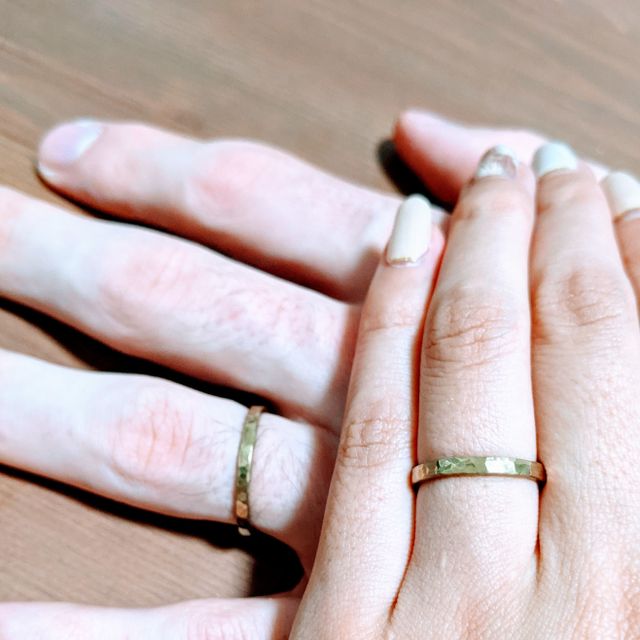 【CRAFY(クラフィ)の口コミ】 シンプルでも飽きのこないデザインを考えていました。多面カットと槌目模…