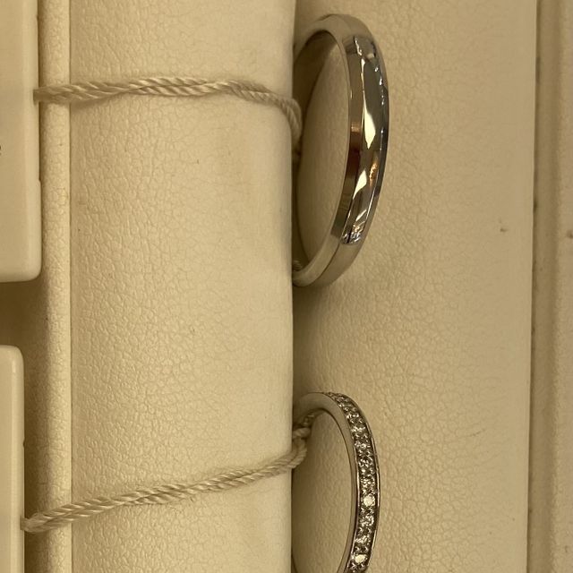 【ウィスプ(WISP)の口コミ】 男性用は角張った感じのシンプルなデザインです。女性用は中央部分にダイ…