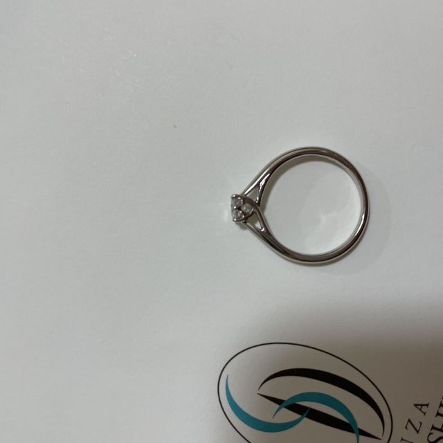 【銀座ダイヤモンドシライシの口コミ】 プロポーズで頂いた指輪なので、私が決めた訳ではありません。
ただ横から…