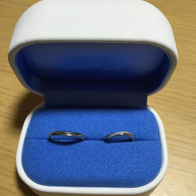 【銀座ダイヤモンドシライシの口コミ】 ウエーブの形でダイヤがついているデザインが初めから気になっていて、何…