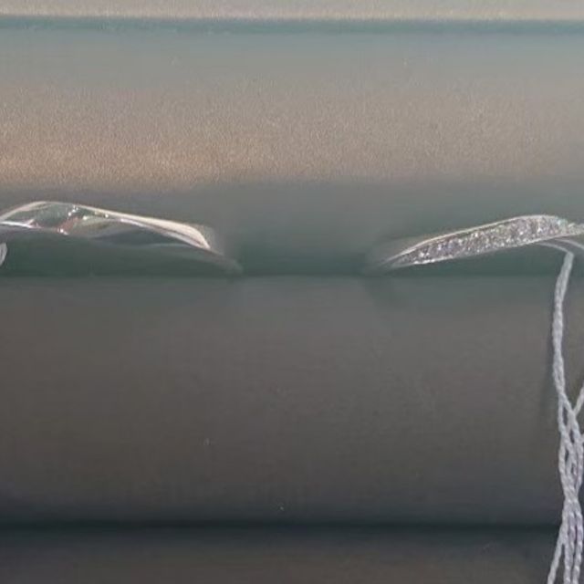 【アイプリモ(I-PRIMO)の口コミ】 ウェーブのデザインに合わせてななめにダイヤが入った指輪です。女性用の…