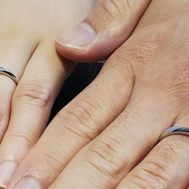 【俄(にわか)の口コミ】 ウェーブで動きのあるデザイン、ななめにダイヤが入った指輪です。ダイヤ…