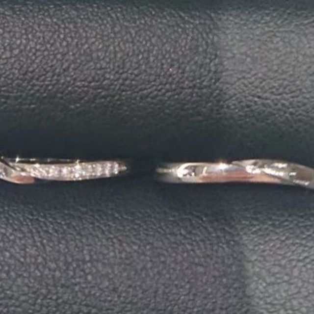 【俄(にわか)の口コミ】 ウェーブで動きのあるデザイン、ななめにダイヤが入った指輪です。ダイヤ…