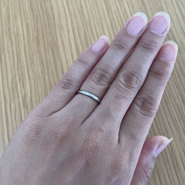 【カルティエ(Cartier)の口コミ】 婚約指輪が一粒ダイヤのものだったので、結婚指輪はシンプルなデザインの…